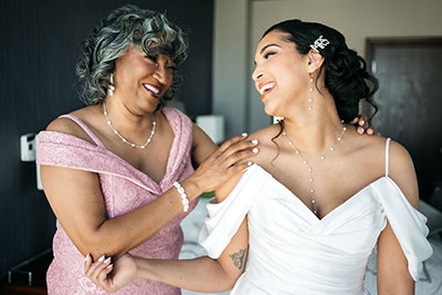 bride and her mom