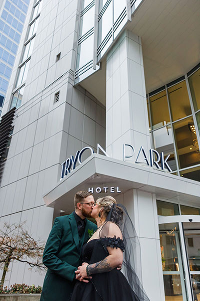 newlyweds in front of hotel